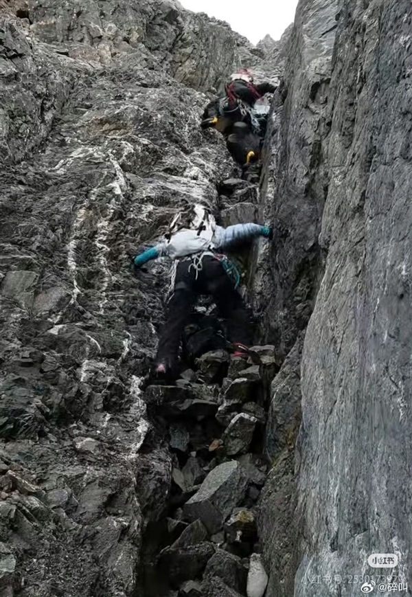 藏民12小时抬驴友下山收费6万 博主：6万买条命 太值了！