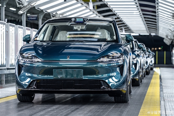 让李连杰下单送女儿的车 新款智界R7下线：颜值飙升