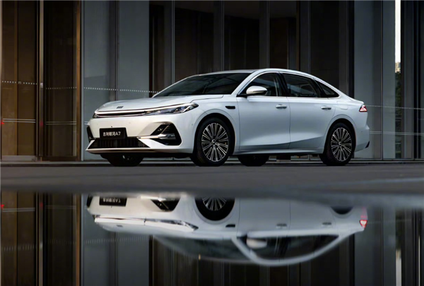 8.18万起卖爆了 全新吉利银河A7上市27分钟大定破万台