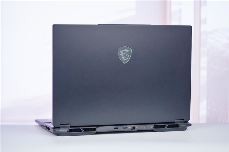 微星绝影18 AI+锐龙版2025笔记本评测:稳重不厚重 旗舰级性能2K游戏毫无压力