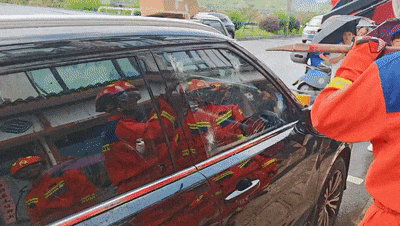 夏天警惕：妈妈一个疏忽 3岁男童被锁车内满头大汗