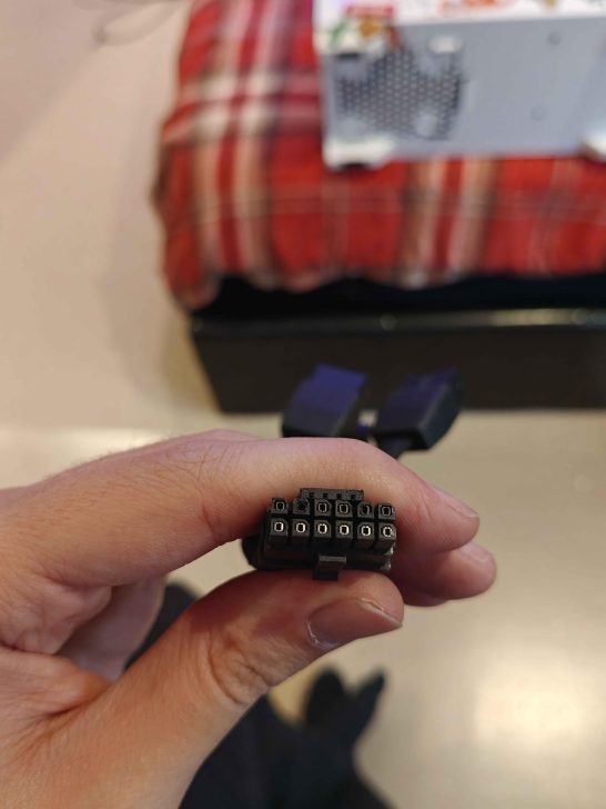 AMD RX 9070 XT首次出现16针接口烧熔！至少犯了三个错误