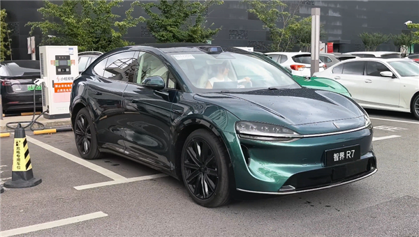 和小米YU7同框 新款智界R7实车曝光：二选一做出你的选择