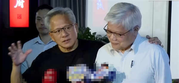 黄仁勋手搭魏哲家肩膀：买台积电股票的都是聪明人