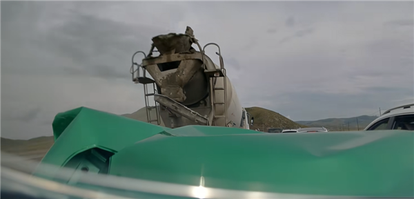 水泥罐车撞毁小米YU7 车主公布行车记录仪：绝望感拉满