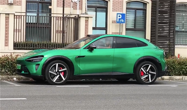 和小米YU7同框 新款智界R7实车曝光：二选一做出你的选择