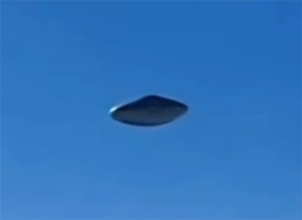 这次终于看清了 美乘客疑拍到超清晰UFO：突然喷气后消失 网友质疑AI生成