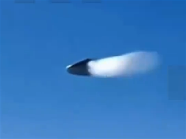 这次终于看清了 美乘客疑拍到超清晰UFO：突然喷气后消失 网友质疑AI生成
