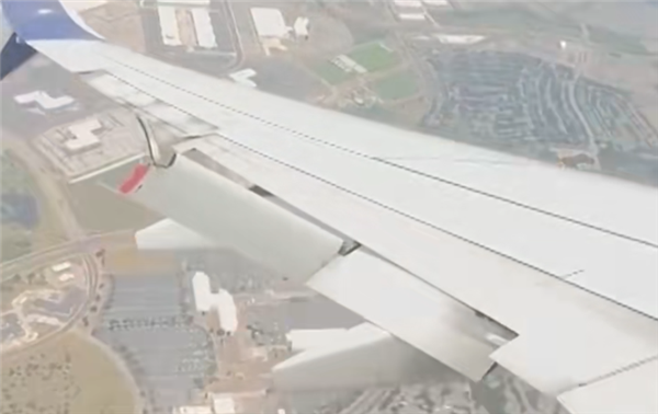 一波音737客机飞行途中襟翼断裂 乘客：飞机一直严重抖动