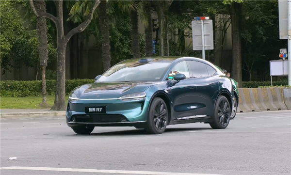 和小米YU7同框 新款智界R7实车曝光：二选一做出你的选择