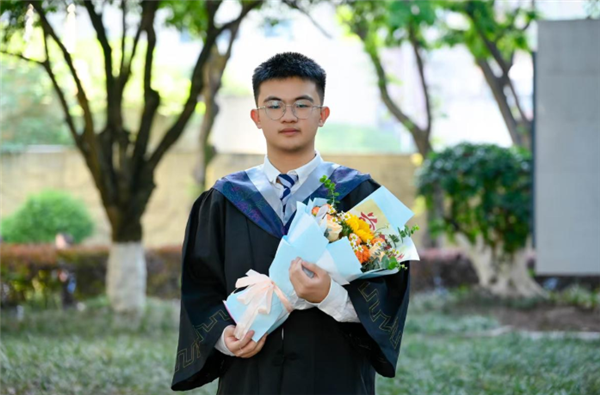 快递员儿子放弃北大报考西湖大学：想研究半导体