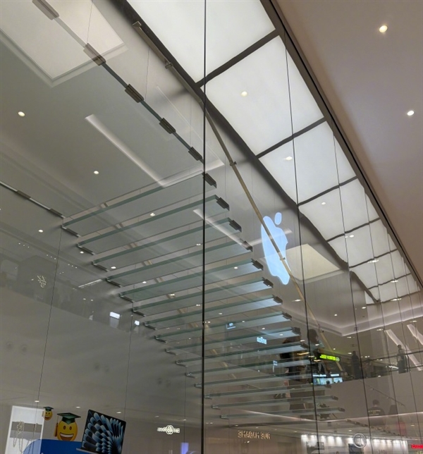 张馨予曝苹果门店穿裙易“走光楼梯 ” 有男子“看来看去” 涉事门店和商场回应