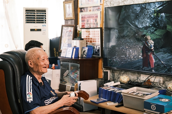 中国第一人！90岁游戏爷爷被授予吉尼斯传奇人物：收藏超500张游戏光盘