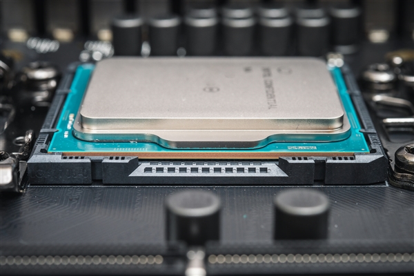 被约谈后中国厂商能多买华为吗！英伟达尚未拿到H20许可证：美国商务部积压案件多