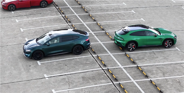 和小米YU7同框 新款智界R7实车曝光：二选一做出你的选择