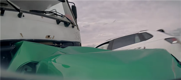 水泥罐车撞毁小米YU7 车主公布行车记录仪：绝望感拉满