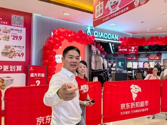 刘强东回宿迁凌晨吃大排档 和老乡亲切合影 喝酒唠家常吃烧烤