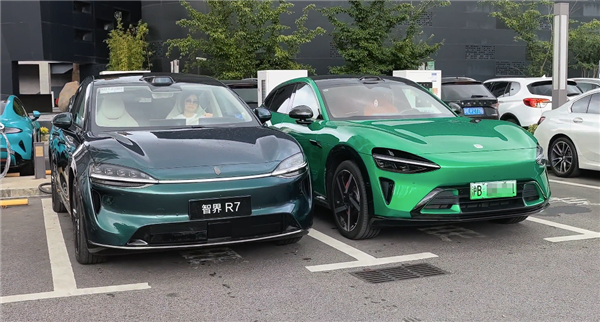 和小米YU7同框 新款智界R7实车曝光：二选一做出你的选择