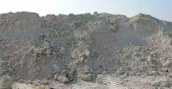 男子租25亩耕地盗挖8400吨膨润土 被判非法采矿罪获刑