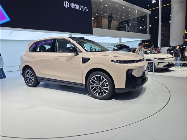 零跑亮相成都车展 第10000辆B01交付：B10新车漆免费送