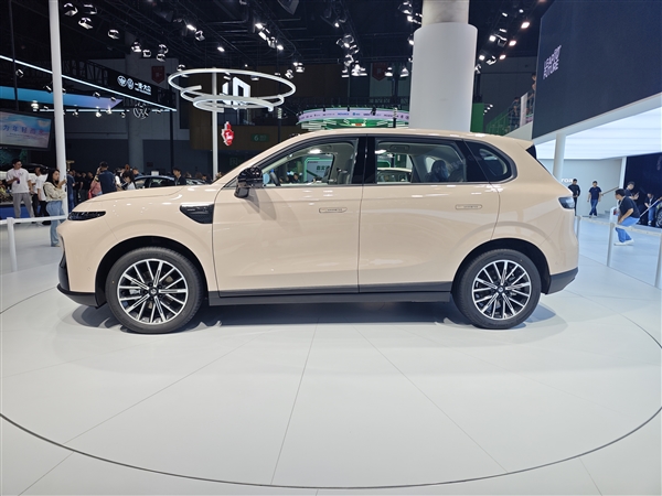 零跑亮相成都车展 第10000辆B01交付：B10新车漆免费送