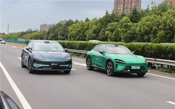 和小米YU7同框 新款智界R7实车曝光：二选一做出你的选择