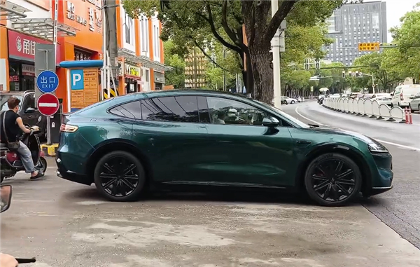 和小米YU7同框 新款智界R7实车曝光：二选一做出你的选择