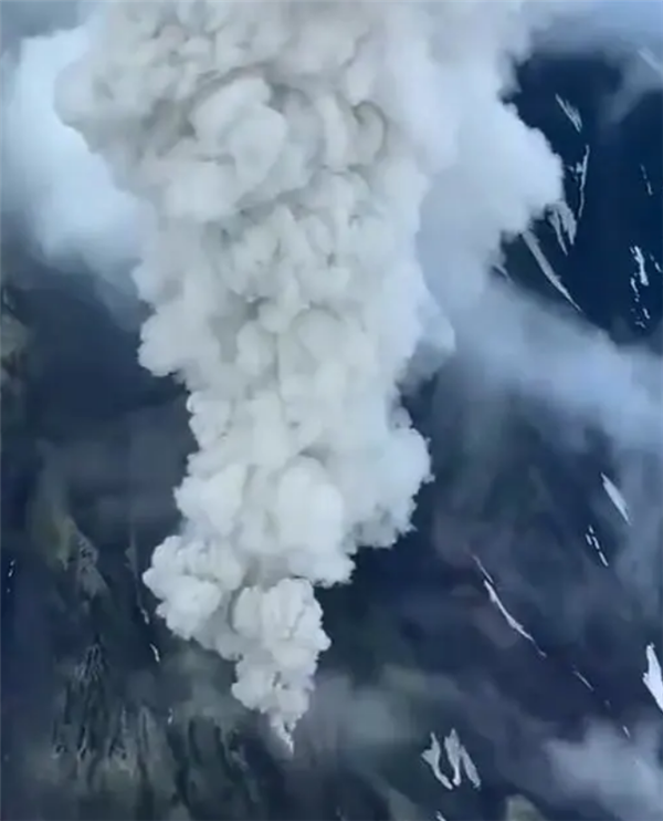 600年来首次！俄罗斯一座火山喷发：火山灰柱高达6000米