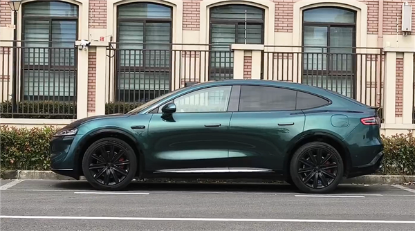 和小米YU7同框 新款智界R7实车曝光：二选一做出你的选择