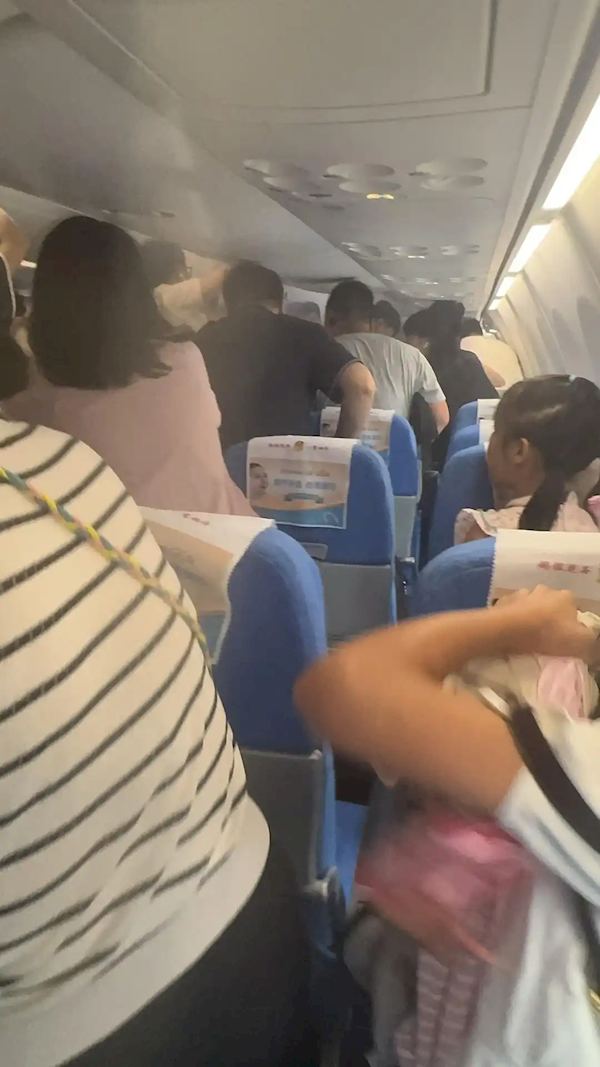 厦门航空通报充电宝突然冒烟：未对飞机造成任何损伤