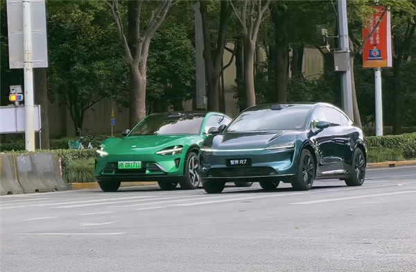 和小米YU7同框 新款智界R7实车曝光：二选一做出你的选择