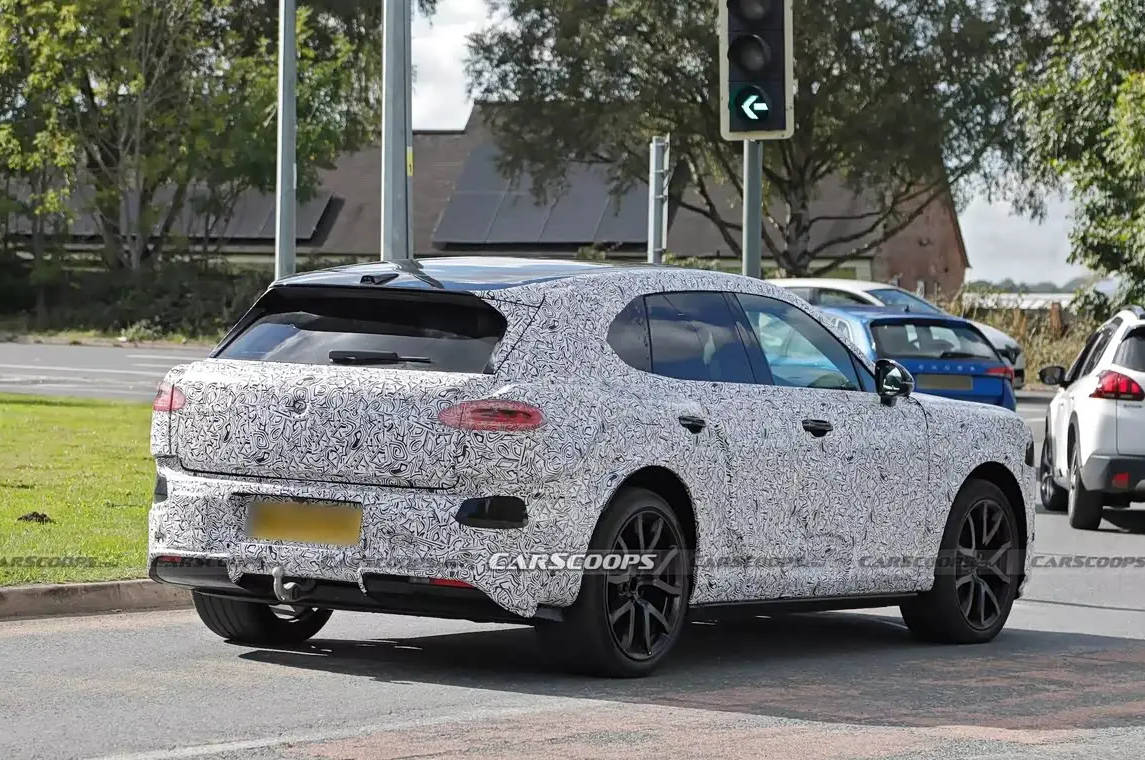 宾利纯电动SUV谍照曝光：108kWh电池+扩散器尾翼，2026年见分晓