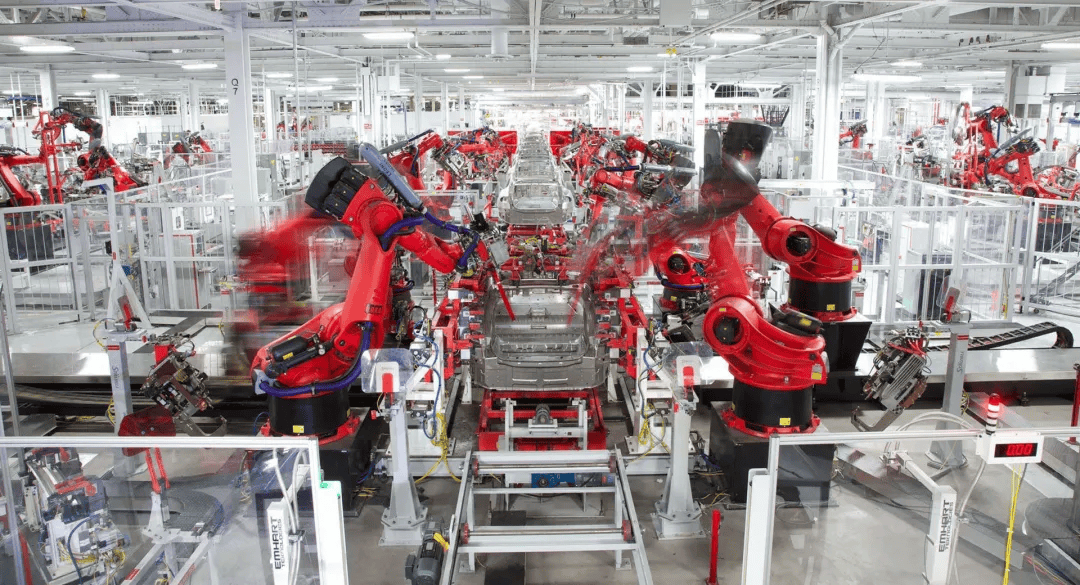 特斯拉技术员被机器人打成重伤，特斯拉技术员索赔3.63亿