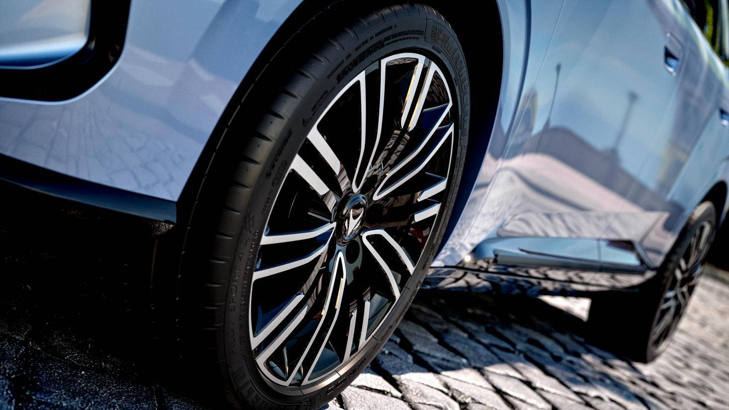 极狐T1上市引爆市场！续航425km，价格砍半还送超多配置