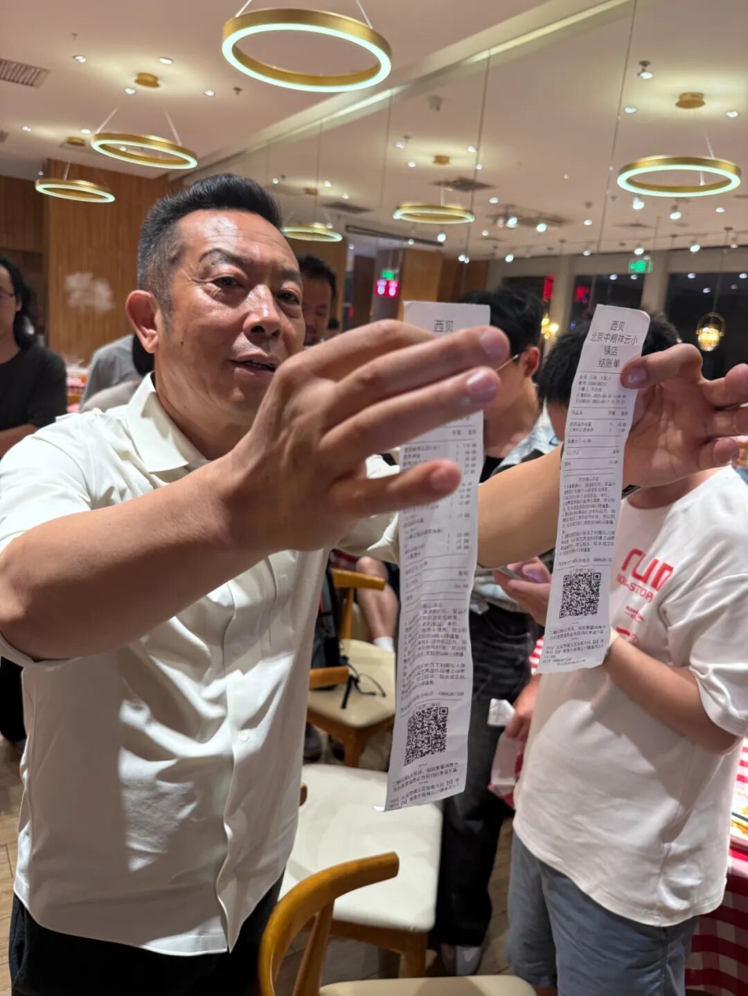 罗永浩悬赏10万征集西贝预制菜线索,西贝方面负责人明确表示,罗永浩当日所点菜品“没有一道是预制菜”