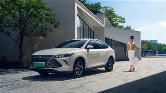 纯电510km才6.98万起！比亚迪秦Plus EV/DM-i新车泊车黑科技，窄位自动收镜