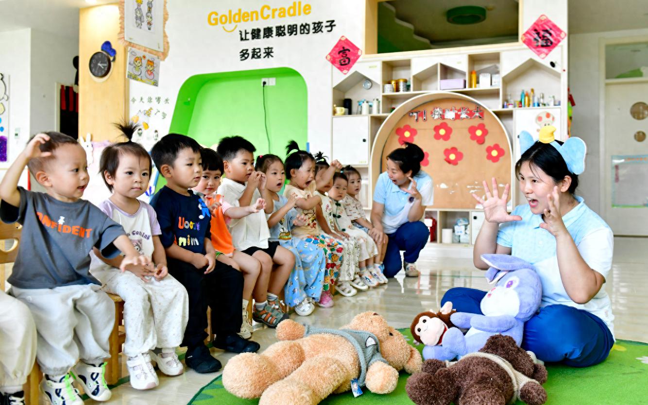 免费学前教育迈出第一步意味着什么，如何确保政策"落地不打折"？