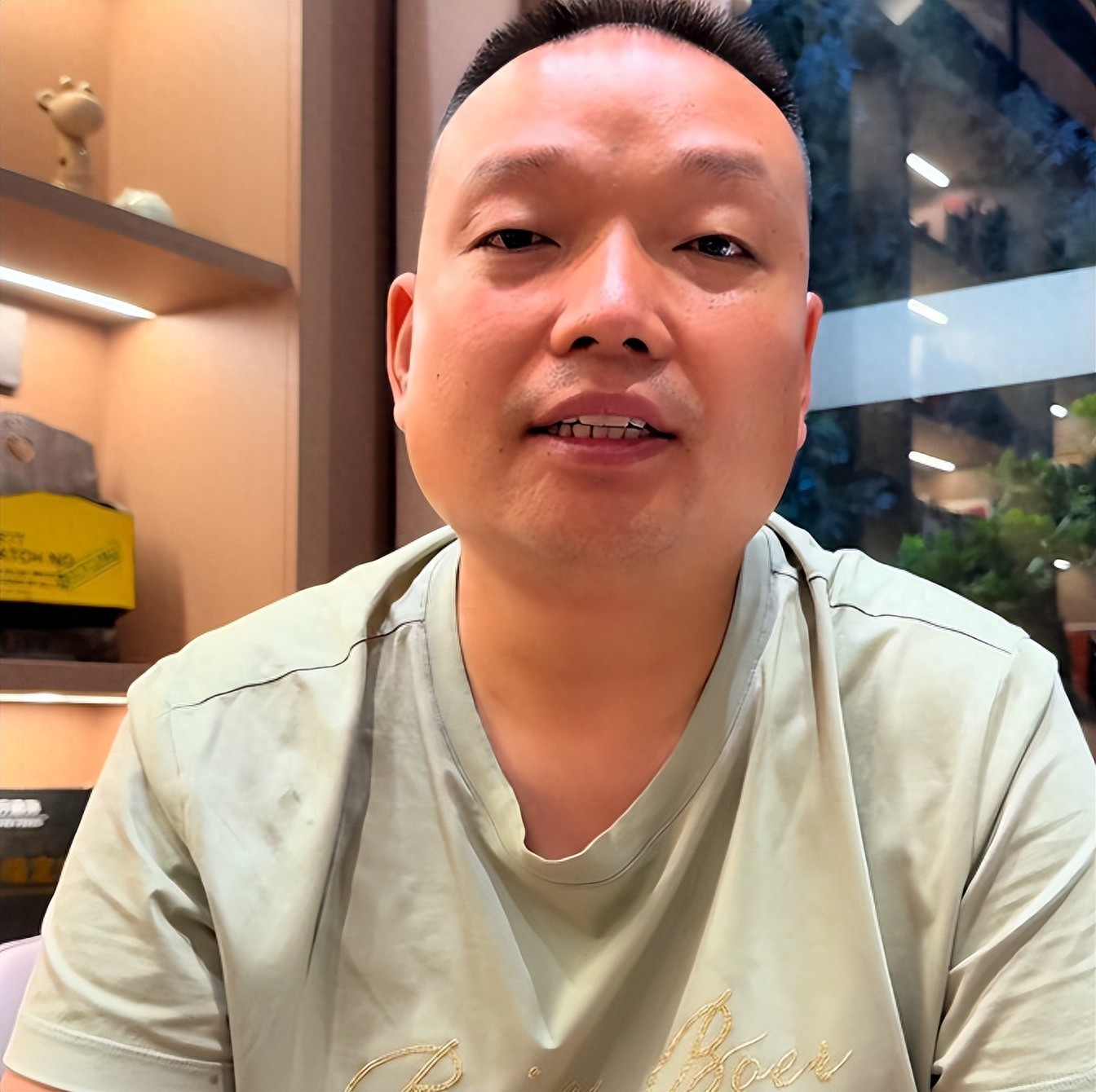 千万富翁与母亲相认：要将妈妈带身边，给妈妈准备33个红包一套房一张卡