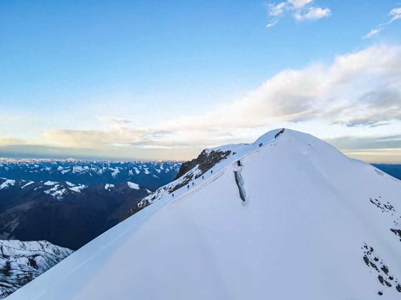 "无氧"登顶珠峰并返回第一人诞生，人类极限挑战的历史性突破
