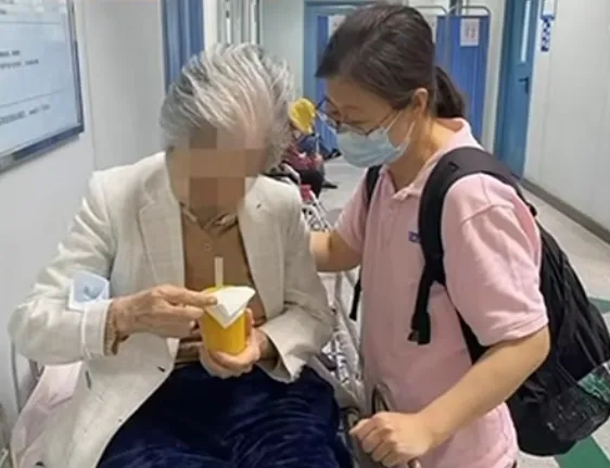 空巢老人雇佣 “临时儿女”：不是矫情，是藏在孤独里的渴望