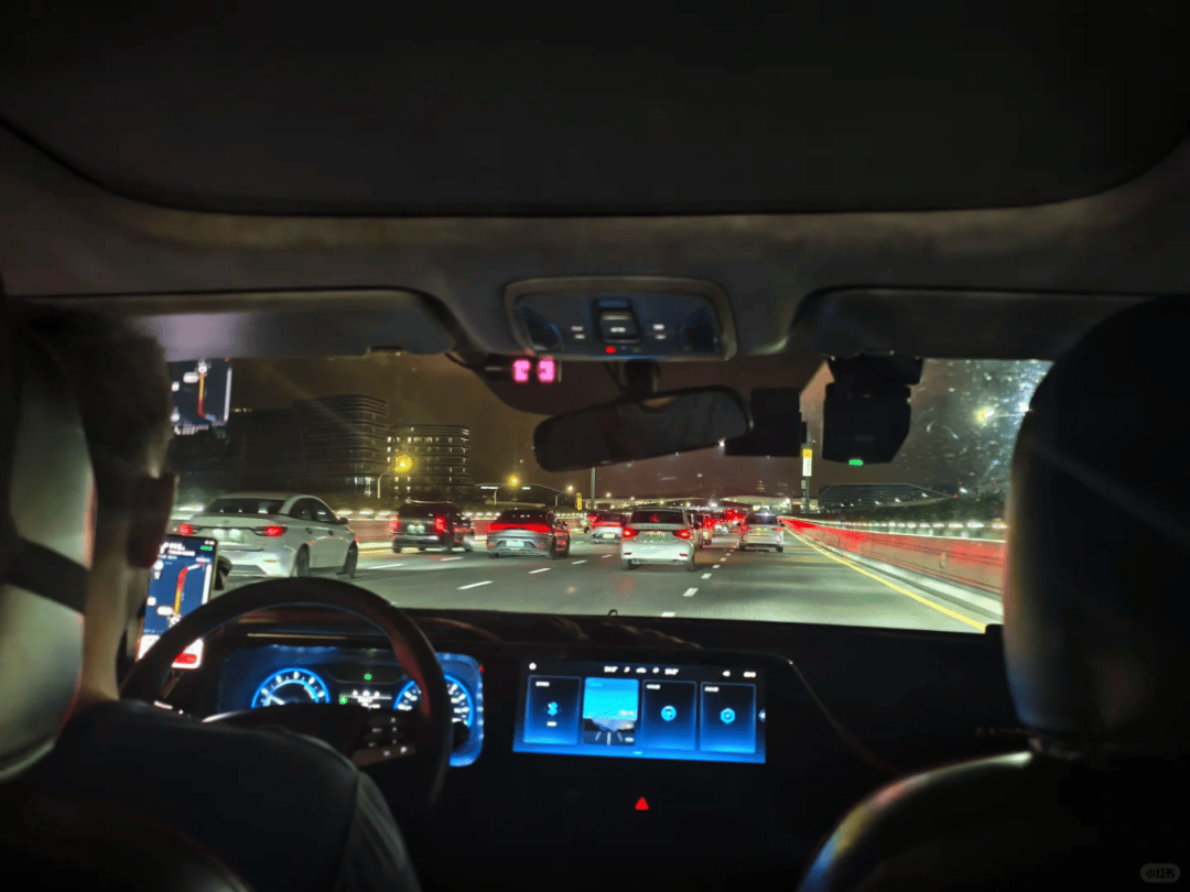 提前出发的人 凌晨5点堵在路上，提前出发为何仍难避堵？百万车主亲历实录