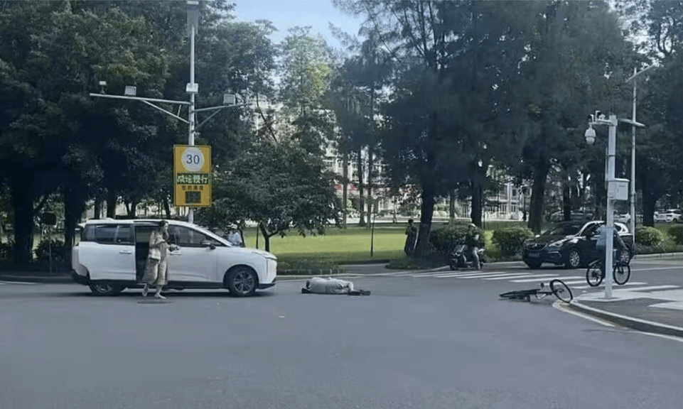 华南理工一网约车致被撞教师轻微伤，三天两起校园车祸引安全拷问