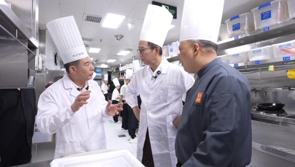 吴晓波探店徐记海鲜：在5万亿餐饮红海中，读懂“难而正确”的长期主义 