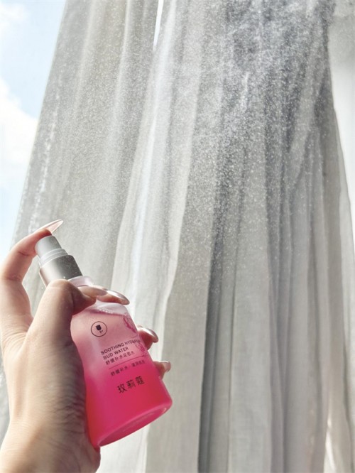 玫莉蔻玫瑰喷雾与花苞水，于花香与水雾中，赴一场肌肤的清凉之约 