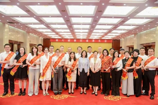 意尔康董事长单志敏荣获第八届“浙江慈善奖”