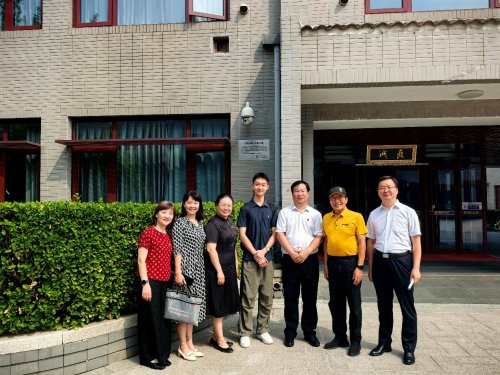 Z世代青年唐樱溪回馈母校，北京三十五中为可持续发展杰出校友立碑 