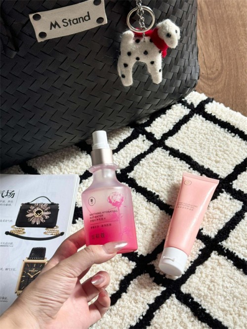 玫莉蔻玫瑰喷雾与花苞水，于花香与水雾中，赴一场肌肤的清凉之约 