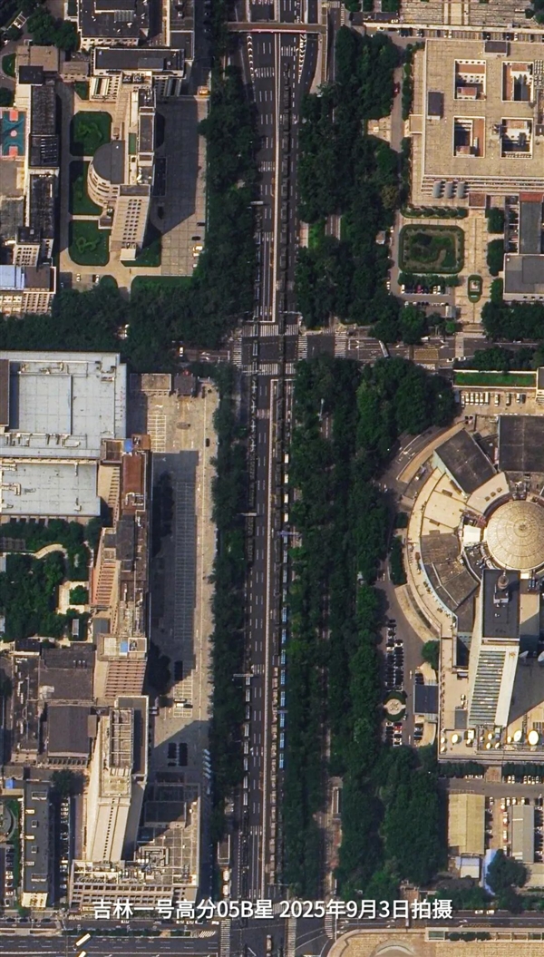 太空镜头下的九三大阅兵钢铁洪流！