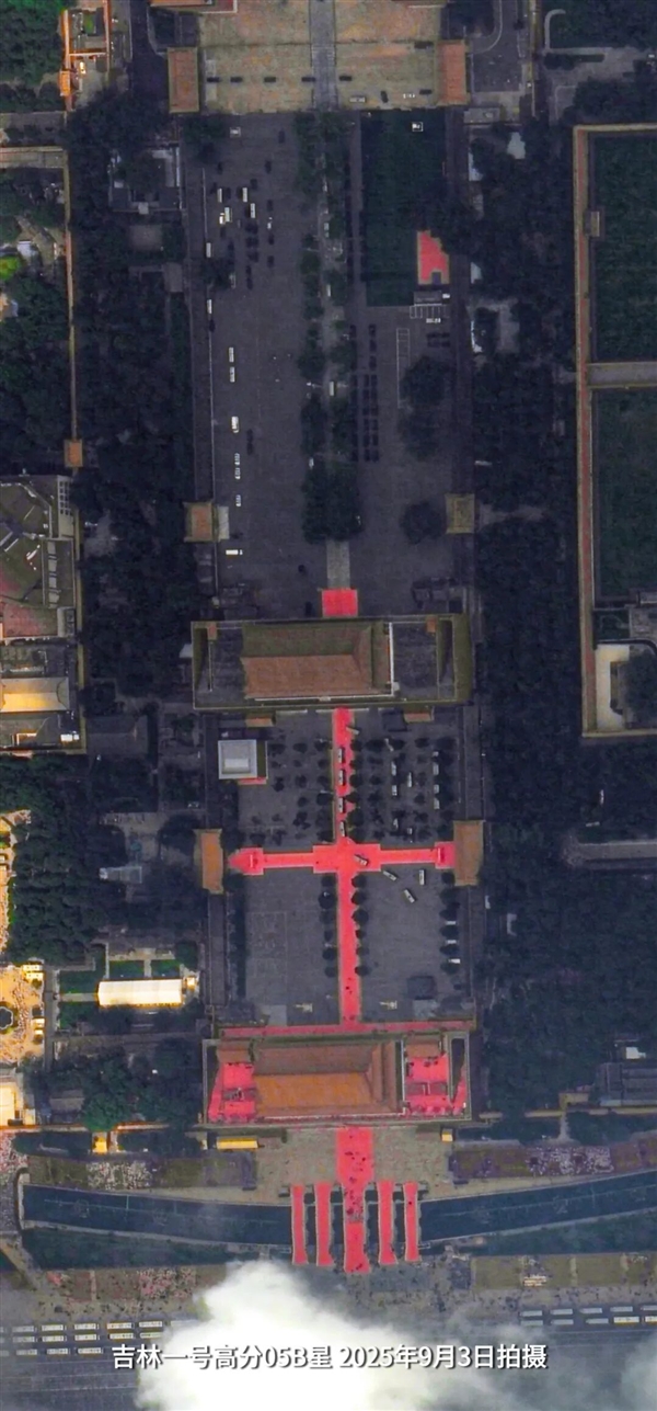 太空镜头下的九三大阅兵钢铁洪流！