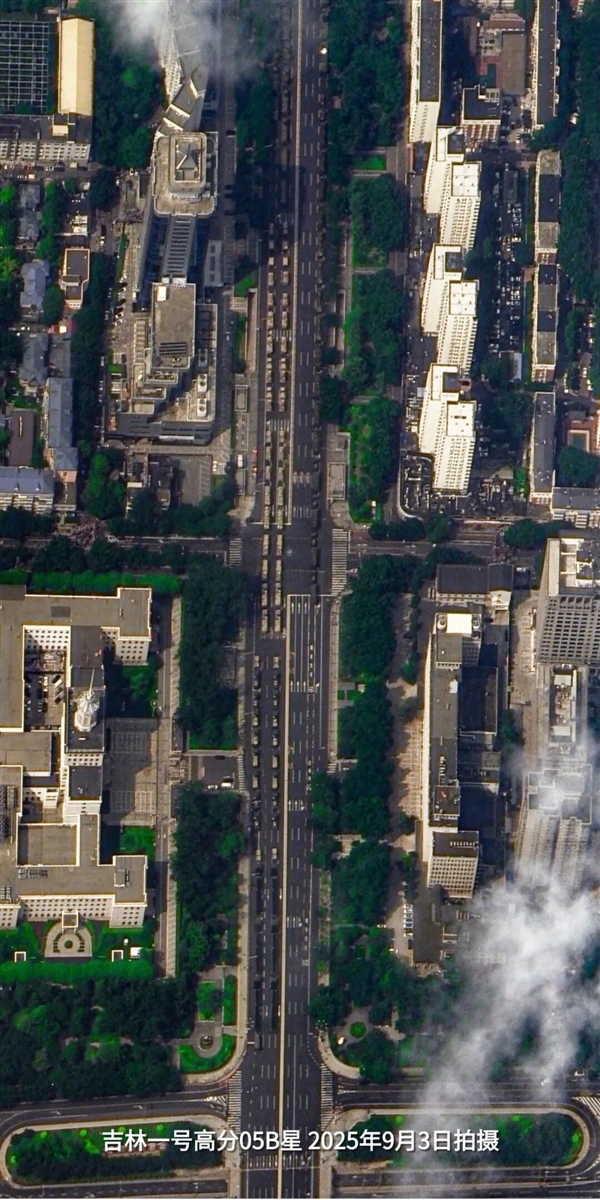 太空镜头下的九三大阅兵钢铁洪流！